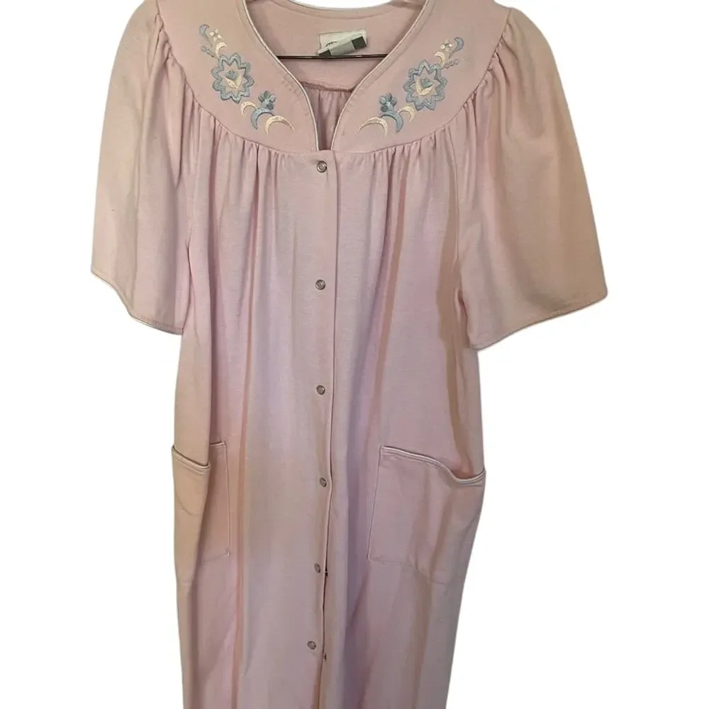 Beverly West Women's Pink Embroidered Button-Down Robe Large